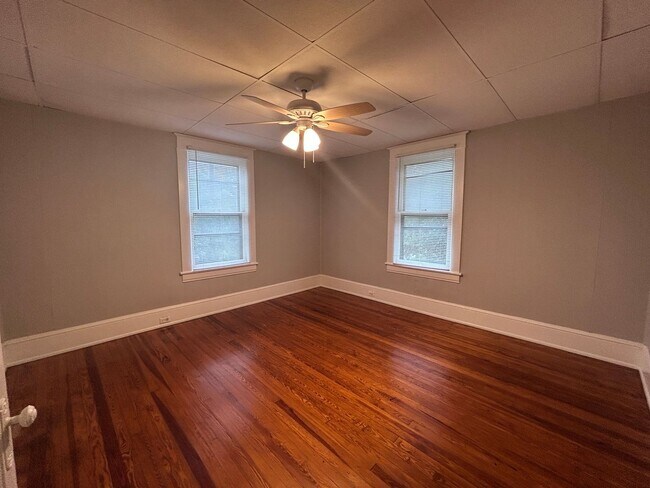 Building Photo - Spacious 3 BR home, Minutes to Medical Cen...