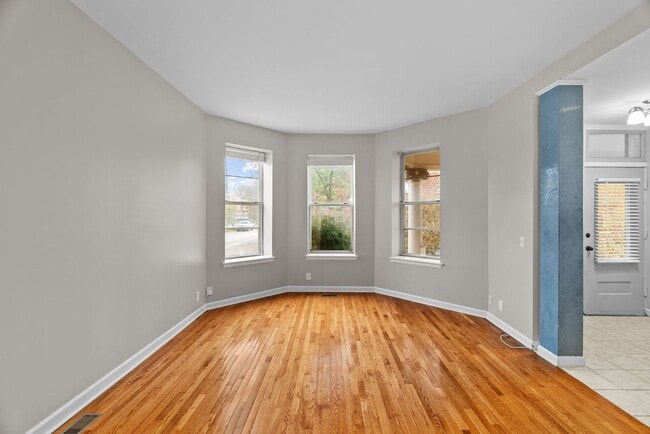 Building Photo - Modern Spacious  2 Bed  and 1.5  Bath Cond...