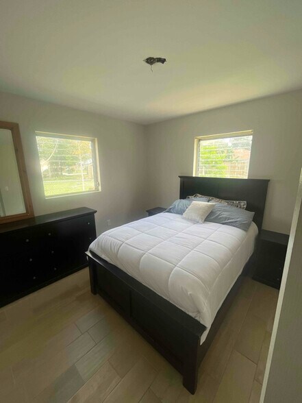 Building Photo - 2111 Warwick Rd