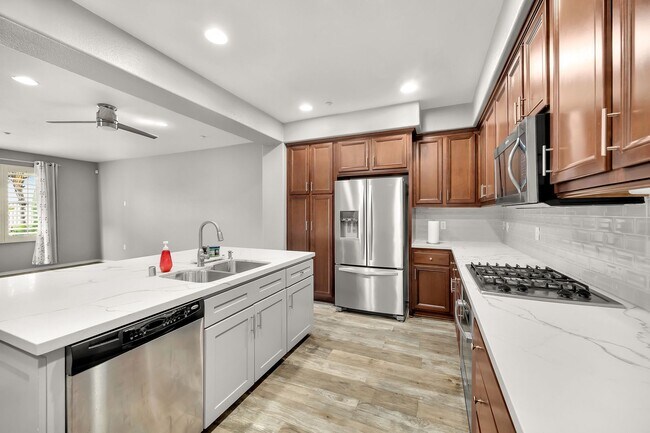 Building Photo - 2221 Capistrano Way