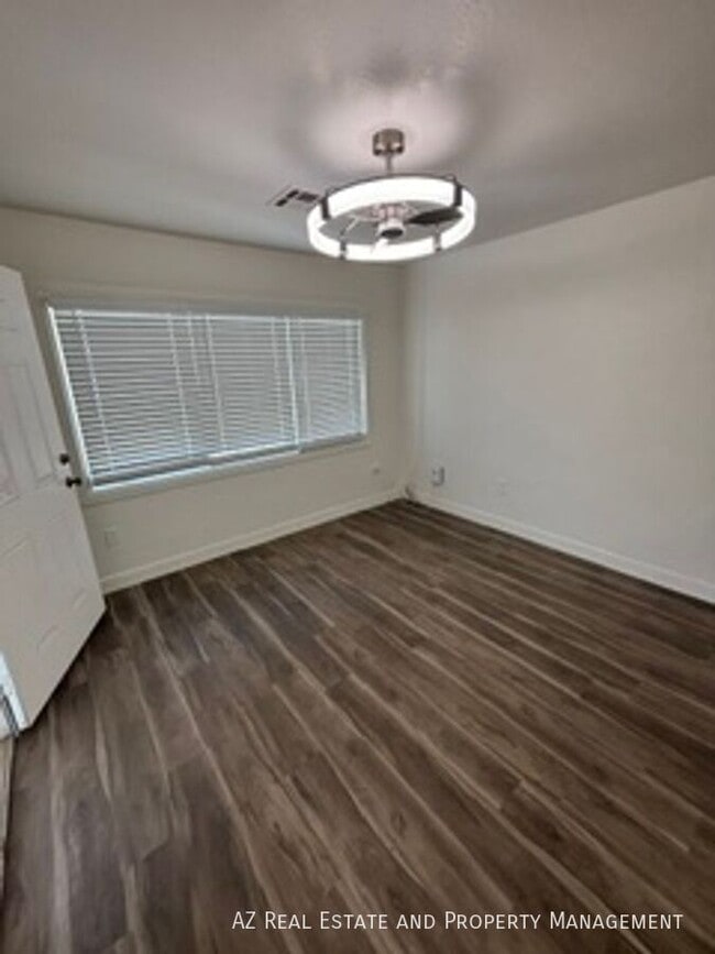 Building Photo - 502 E Cody Dr