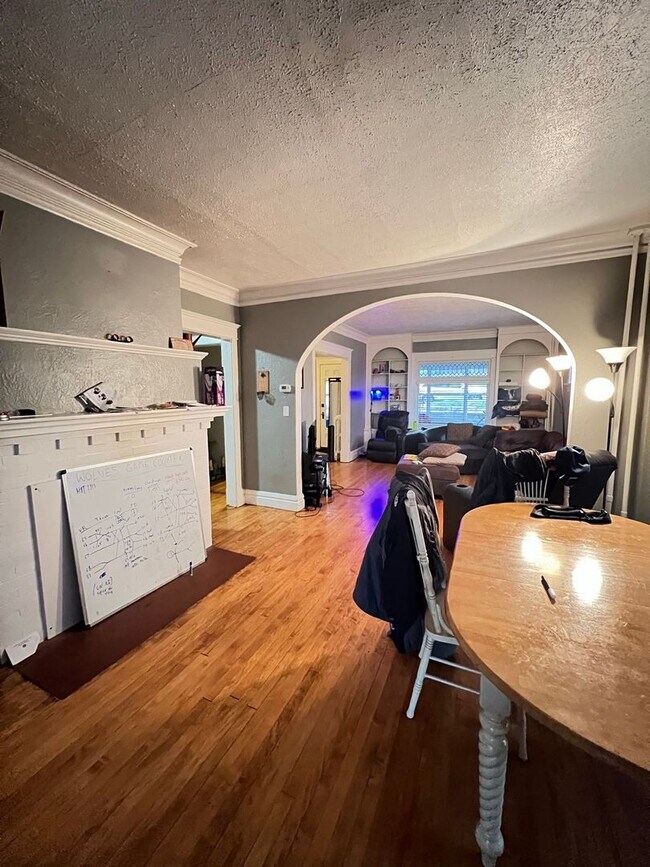 Building Photo - AVAILABLE NOW - Large 4 bedroom in Lakesid...