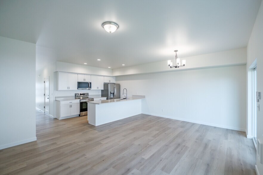 Building Photo - 400 Wagon Wheel Dr
