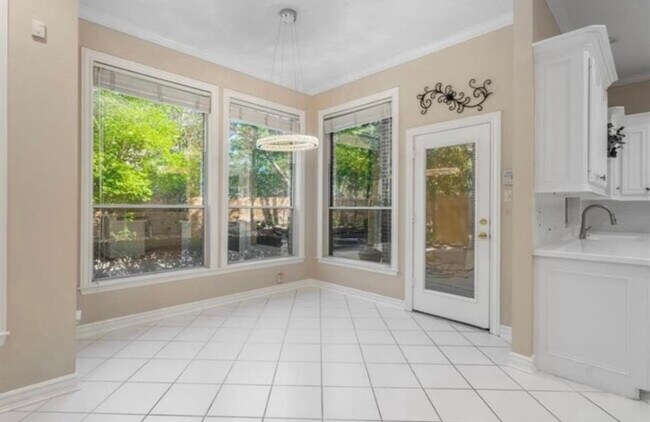 Building Photo - 94 E Fairbranch Cir