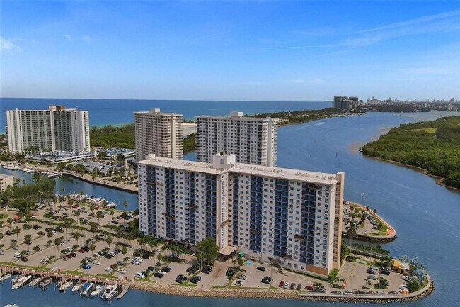 Building Photo - 400 Kings Point Dr