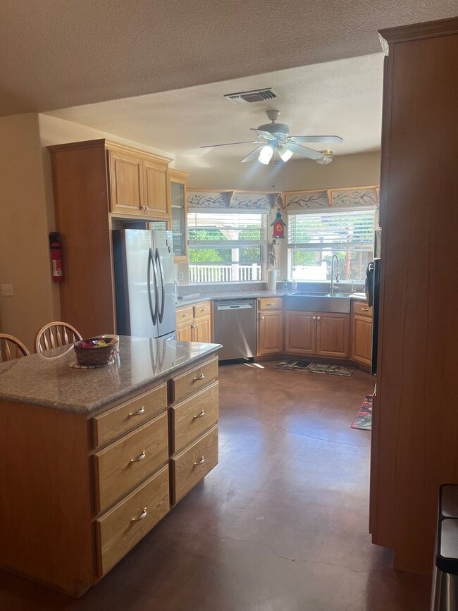 Building Photo - Beautiful Templeton Home on Large Lot