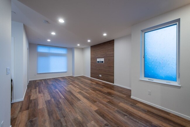 Building Photo - Modern New Construction Townhome | EV Park...