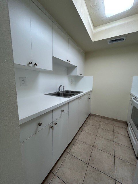 Building Photo - 411 S Nimbus Ave