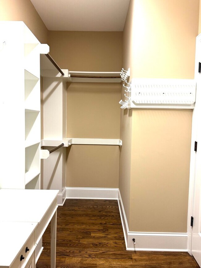 Building Photo - 3658 Pleasants Ridge Dr