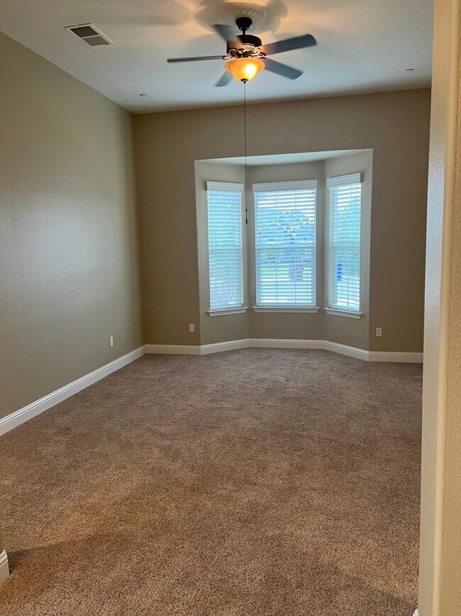 Building Photo - Beautiful Family Home