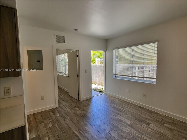 Building Photo - 557 Michigan Ave