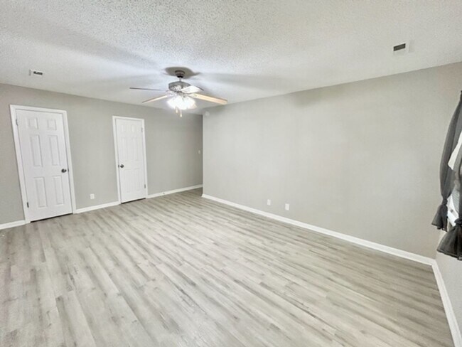 Building Photo - 4304 Chalet Cir