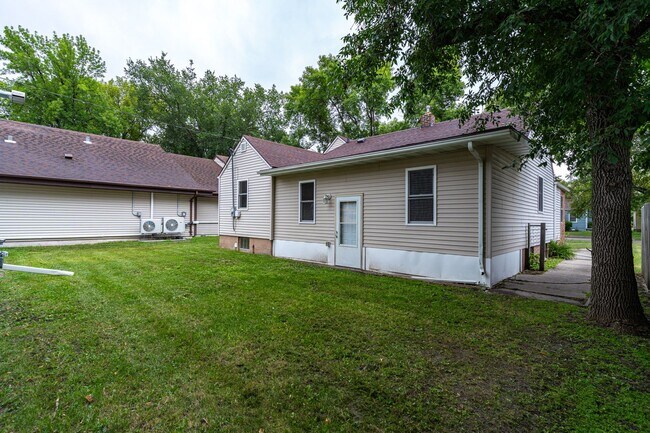 Building Photo - 3 Bedroom Home Available Now!