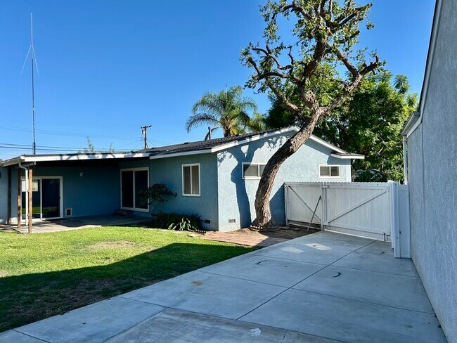 Building Photo - GREAT 3BD HOUSE WITH INCREDIBLE OUTDOOR SPACE!