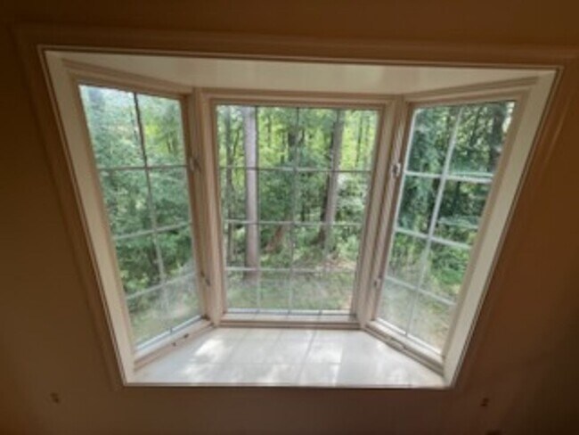 Building Photo - Updated 4BR Townhome!