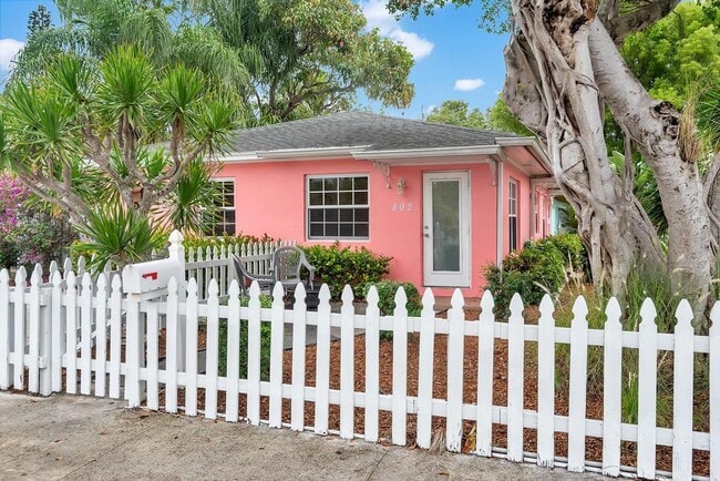 Primary Photo - 802 N J St