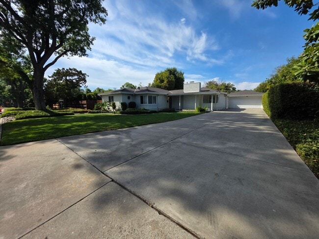 Building Photo - Home located in the heart of the college n...