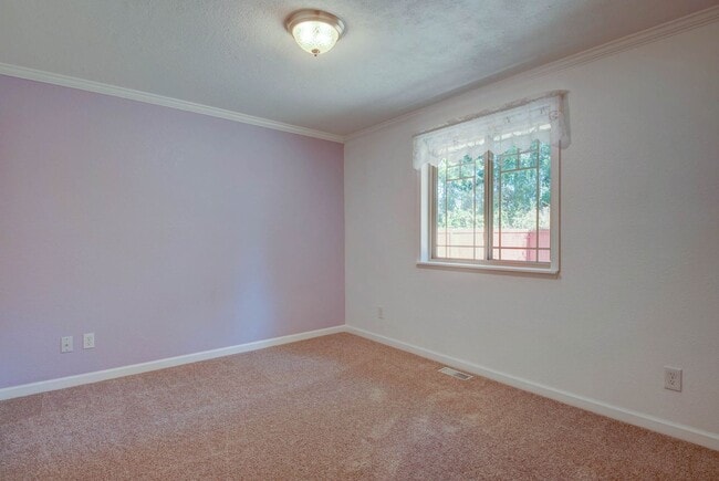 Building Photo - 3 Bed 2 Bath Home