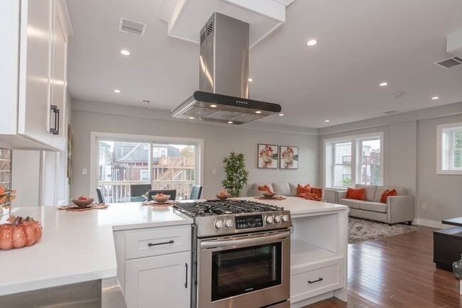 Building Photo - 71 Savin St