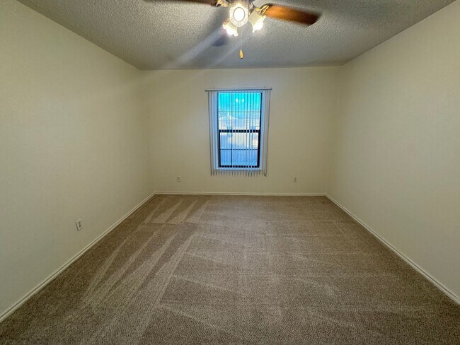 Building Photo - SE 4th St #103