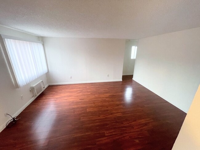 Building Photo - LARGE 1bd/1ba in NoHo WITH Parking!