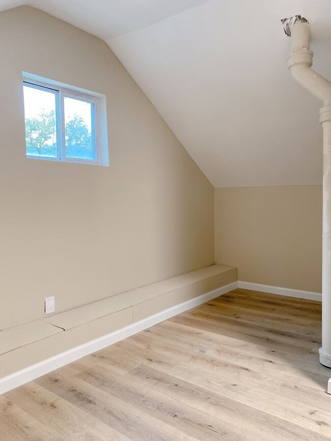 Building Photo - Beautifully updated 5 bed 2 bath house $2200 *MOVE IN SPECIAL*