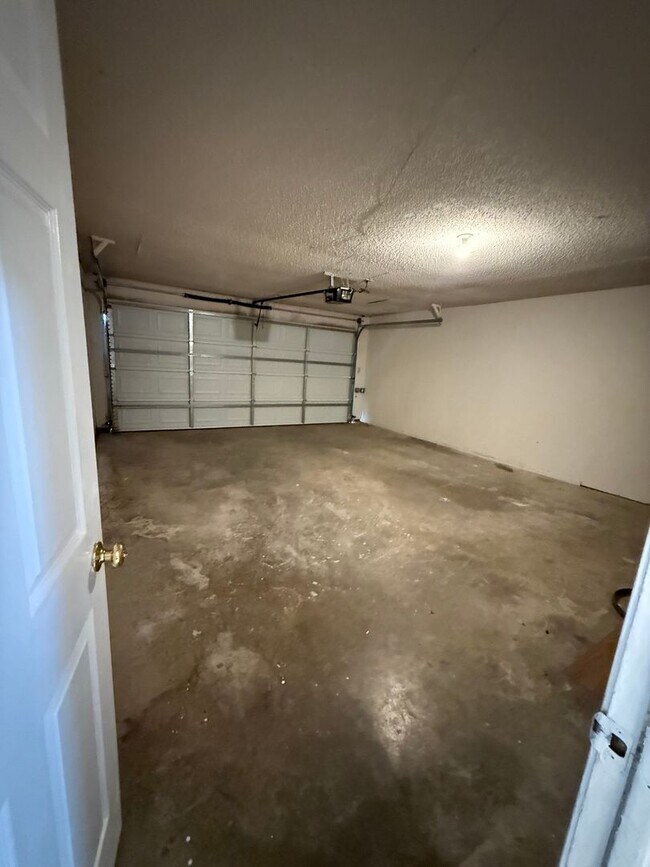 Building Photo - 404 N Nolan River Rd