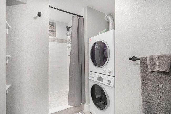 Building Photo - Beautifully Fully-Furnished Duplex in Old Town