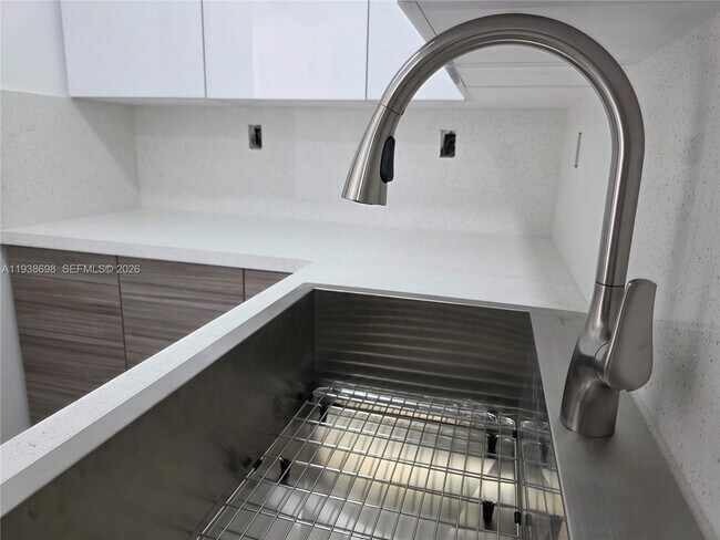 Building Photo - 1000 West Ave