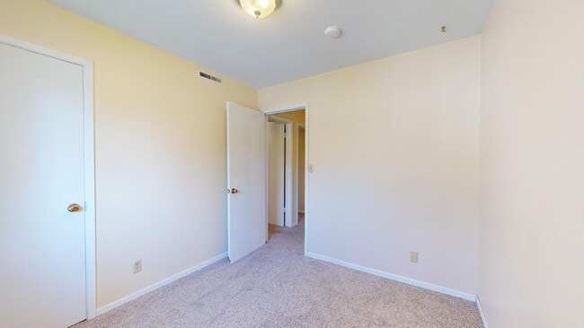 Building Photo - Cute 3 Bedroom Townhouse in SE Ames