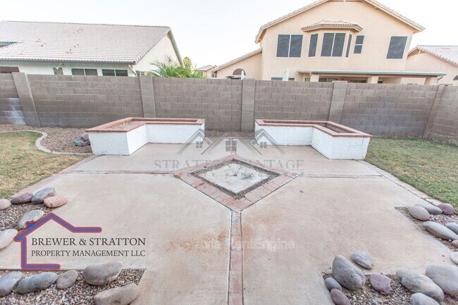 Building Photo - 1431 E Encinas Ave