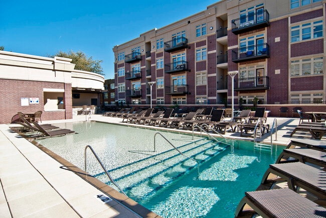 Rooftop pool - Brookside Downtown
