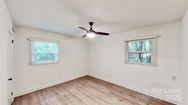 Building Photo - 3414 Bonneville Dr