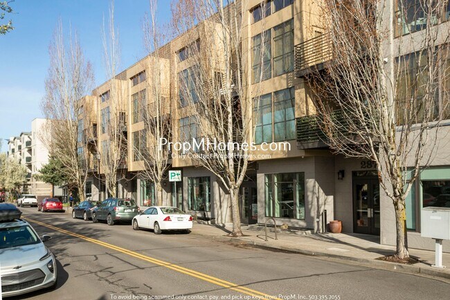 Building Photo - Updated Two Level Condo in the Heart of Do...