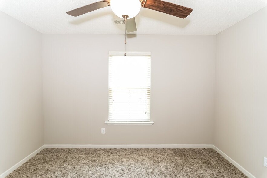 Building Photo - 1087 Darren Cir E