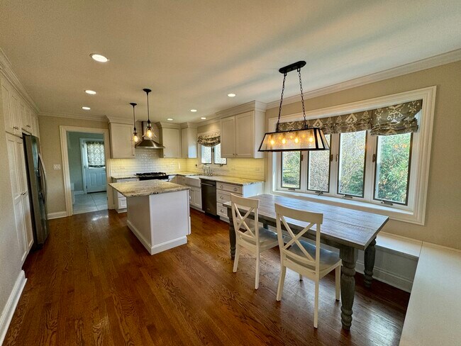 Building Photo - 804 Paradise Ln