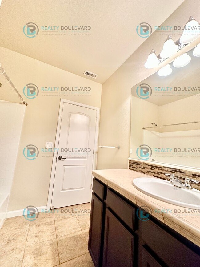 Building Photo - 3 Bedroom 2 Bathroom with Garage covered patio and beautiful yard!