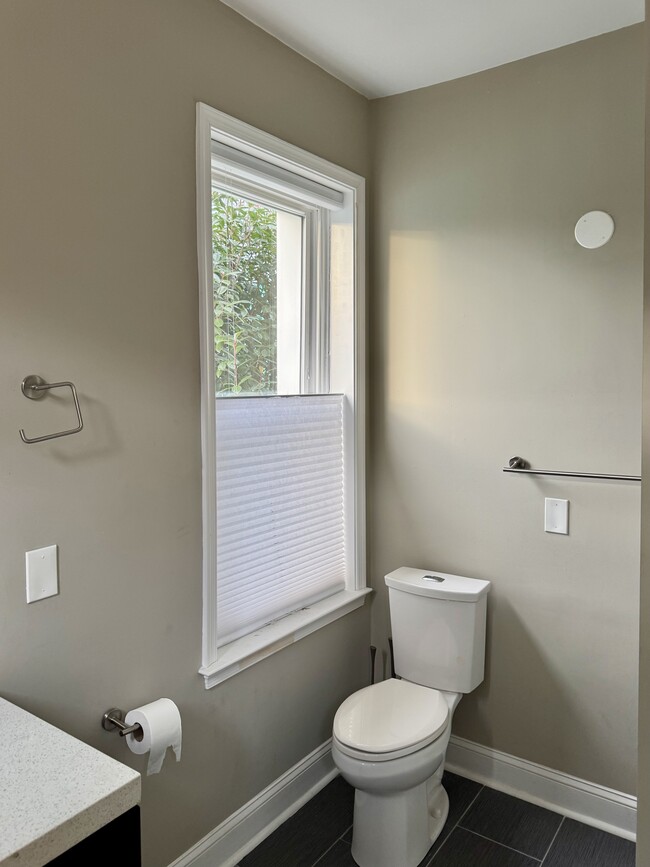 En-suite bathroom - 2103 13th St SE