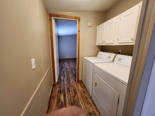 Building Photo - FOR LEASE!!