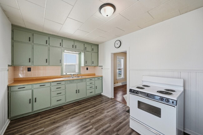 Building Photo - 410 D St