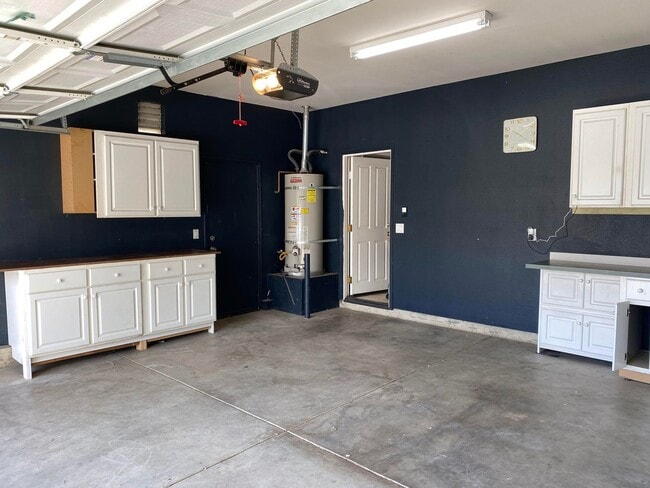 Building Photo - Beautiful Home in Gated Community!