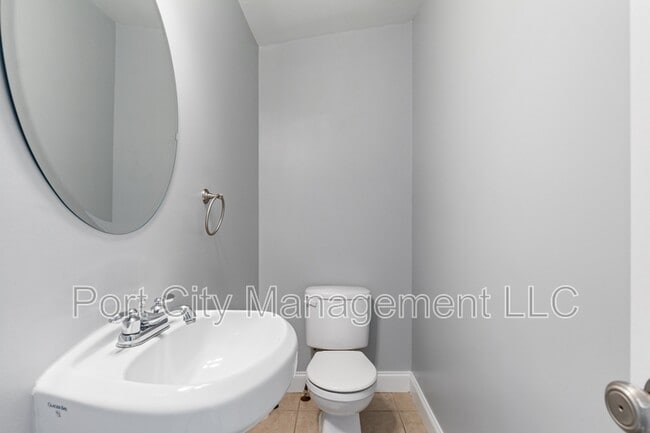 Building Photo - 3210 E Fairmount Ave