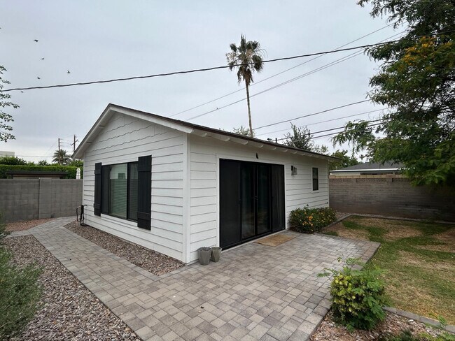Building Photo - 4016 E Avalon Dr