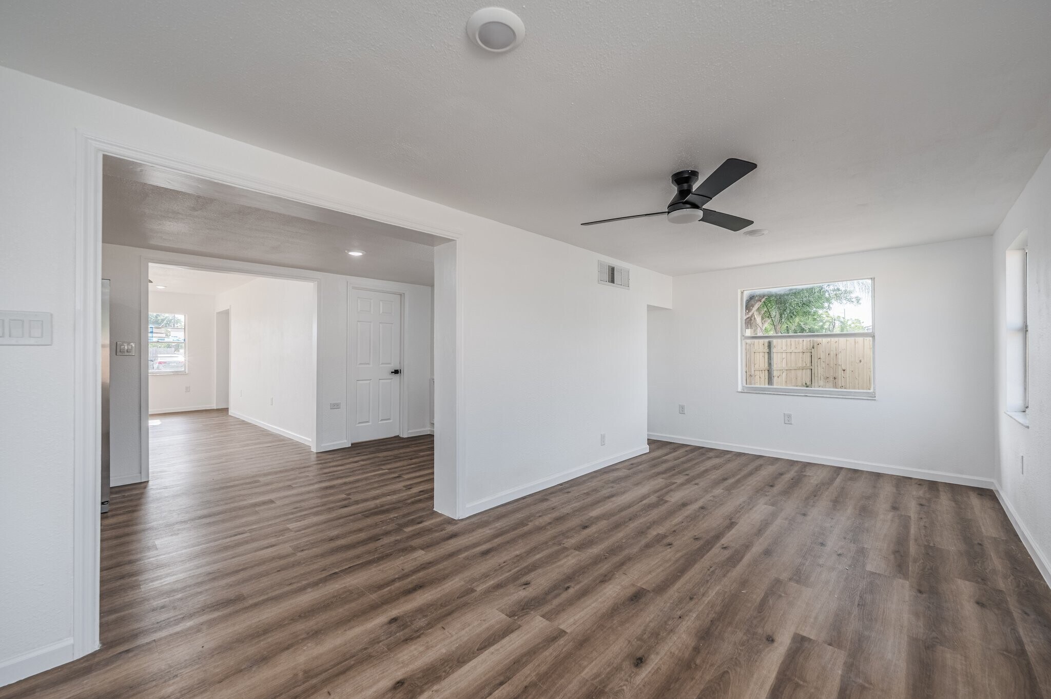 Building Photo - 1811 Rhoades Terrace