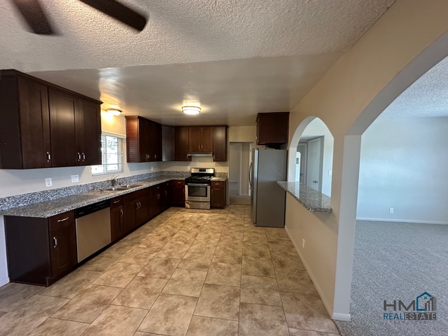Building Photo - Homes Management - 2 Bed, 2 Bath Triplex i...