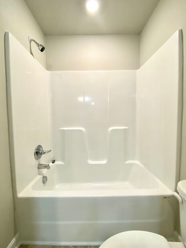 Building Photo - Well maintained Townhome in Piney Green!