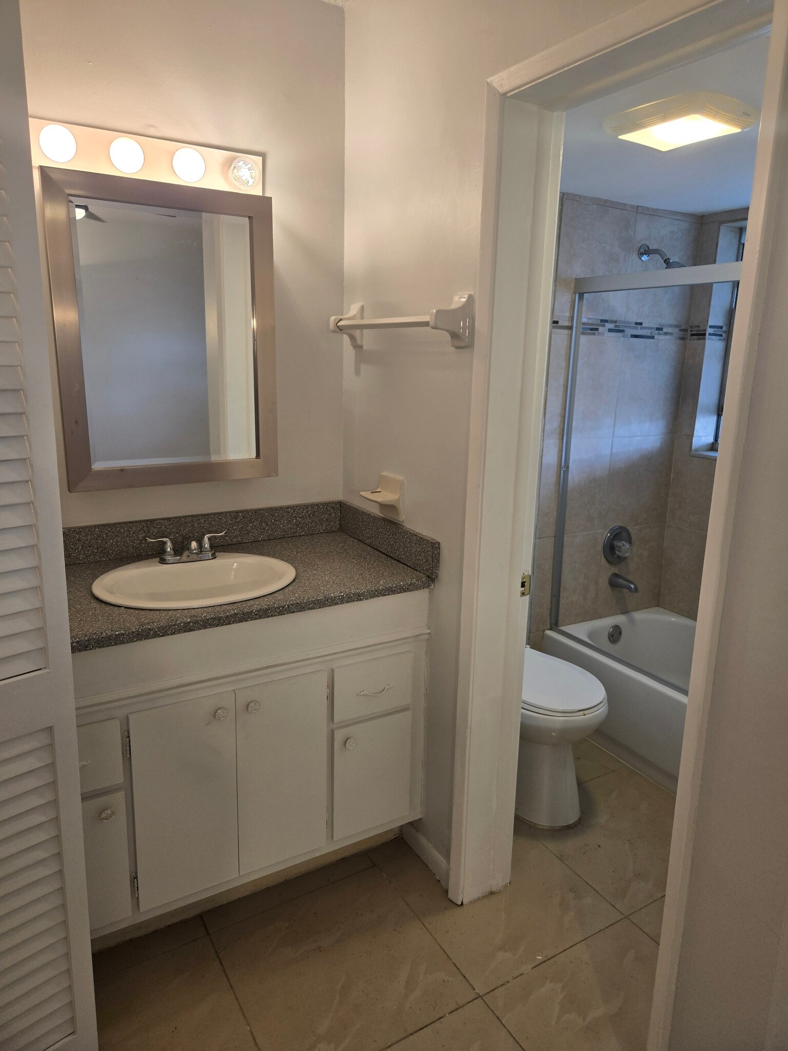master bath and tub - 490 SE 19th Ave