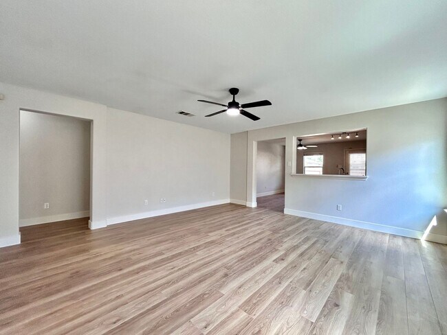 Building Photo - Inviting 4/BR 2/BA Home with Spacious Back...