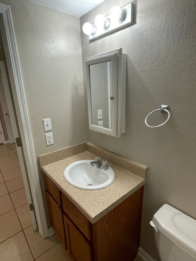 Building Photo - 3 BEDROOM READY TO MOVE-IN