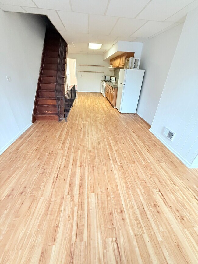 Building Photo - PERFECT FOR STUDENTS OR FAMILY NEEDING "IN-LAW SUITE"